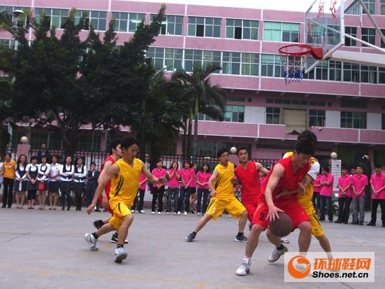 兩隊(duì)隊(duì)員在場(chǎng)上你爭(zhēng)我奪