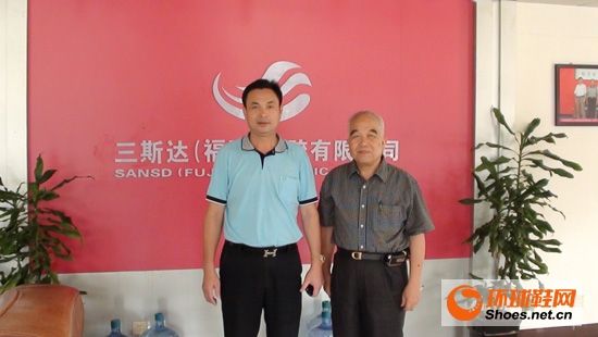 泉州經(jīng)濟部組長于三斯達塑膠有限公司總經(jīng)理丁金造合影留念